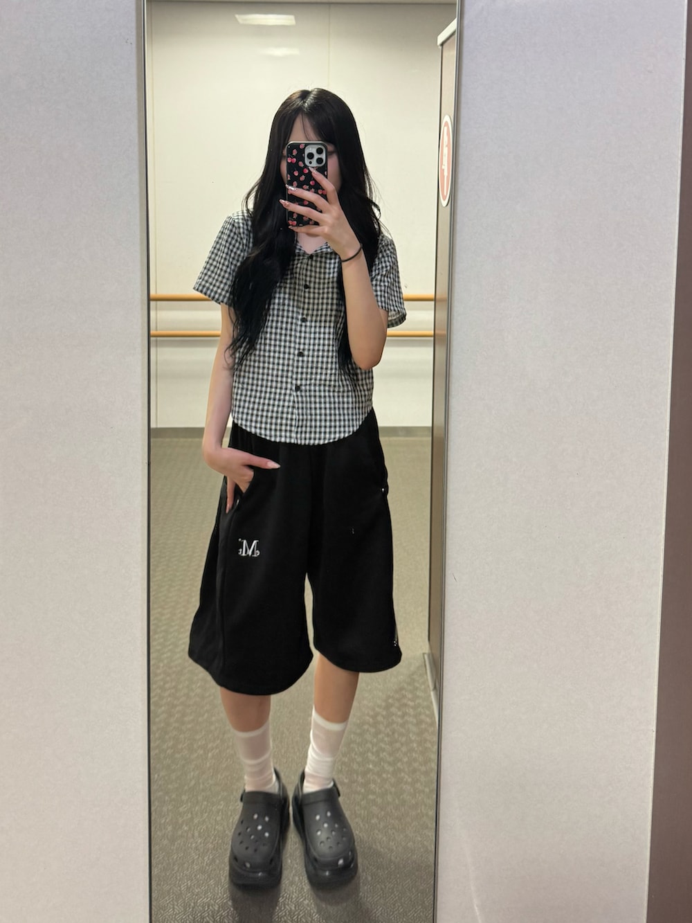 ブラック系のシャツ/ブラウス、ブラック系のその他パンツ、ブラック系のサンダルを着用したレディースの秋コーディネートの2枚目の写真