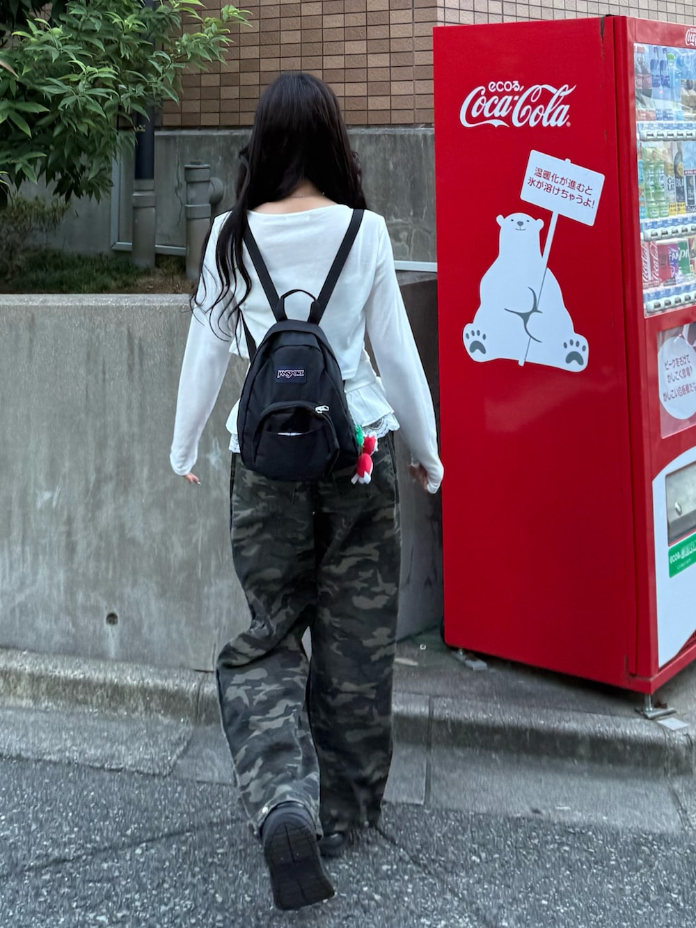 ベージュ系のカーディガン/ボレロ、ブラック系のバックパック/リュック、その他のその他パンツを着用したレディースの秋コーディネートの3枚目の写真