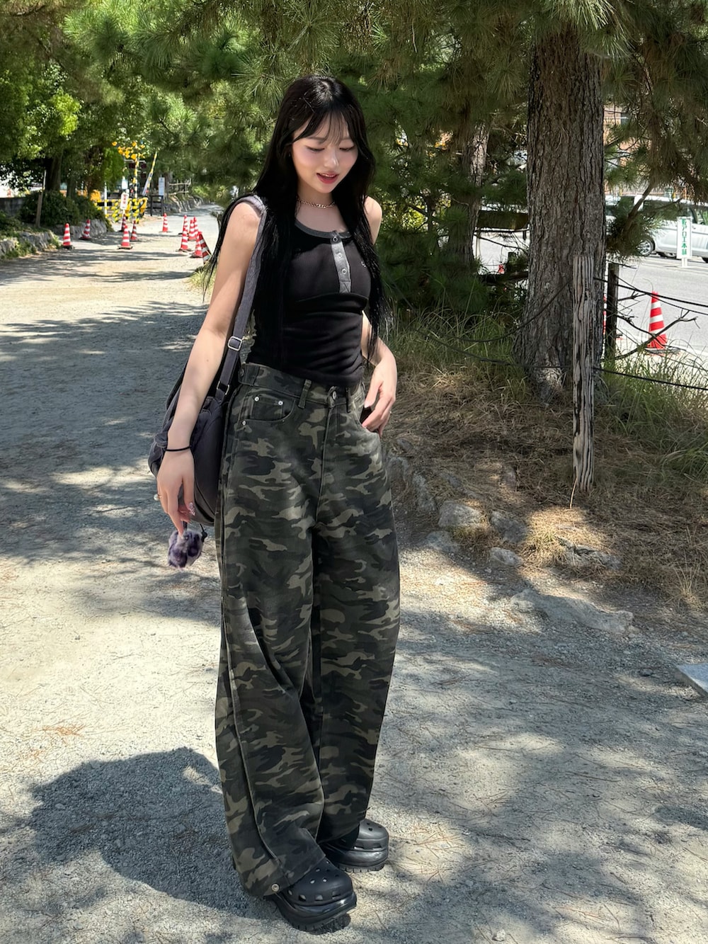 ブラック系のタンクトップ、その他のその他パンツ、グレー系のバックパック/リュックを着用したレディースの夏コーディネートの2枚目の写真