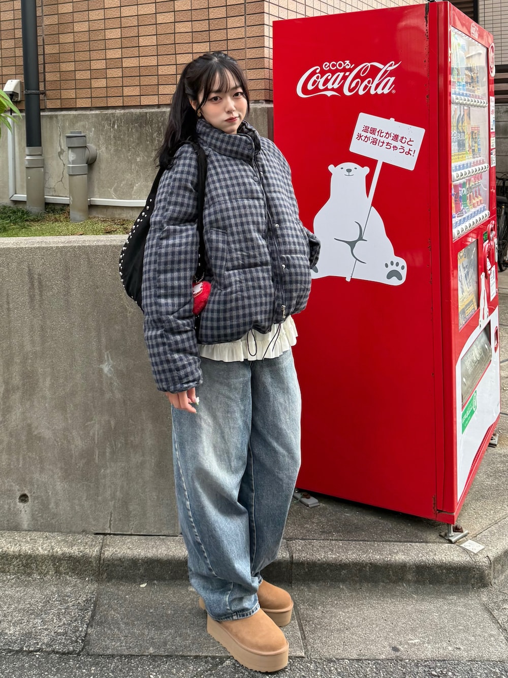 ブラウン系のブーツ、その他のブルゾン、ブルー系のデニムパンツを着用したレディースの秋コーディネートの2枚目の写真