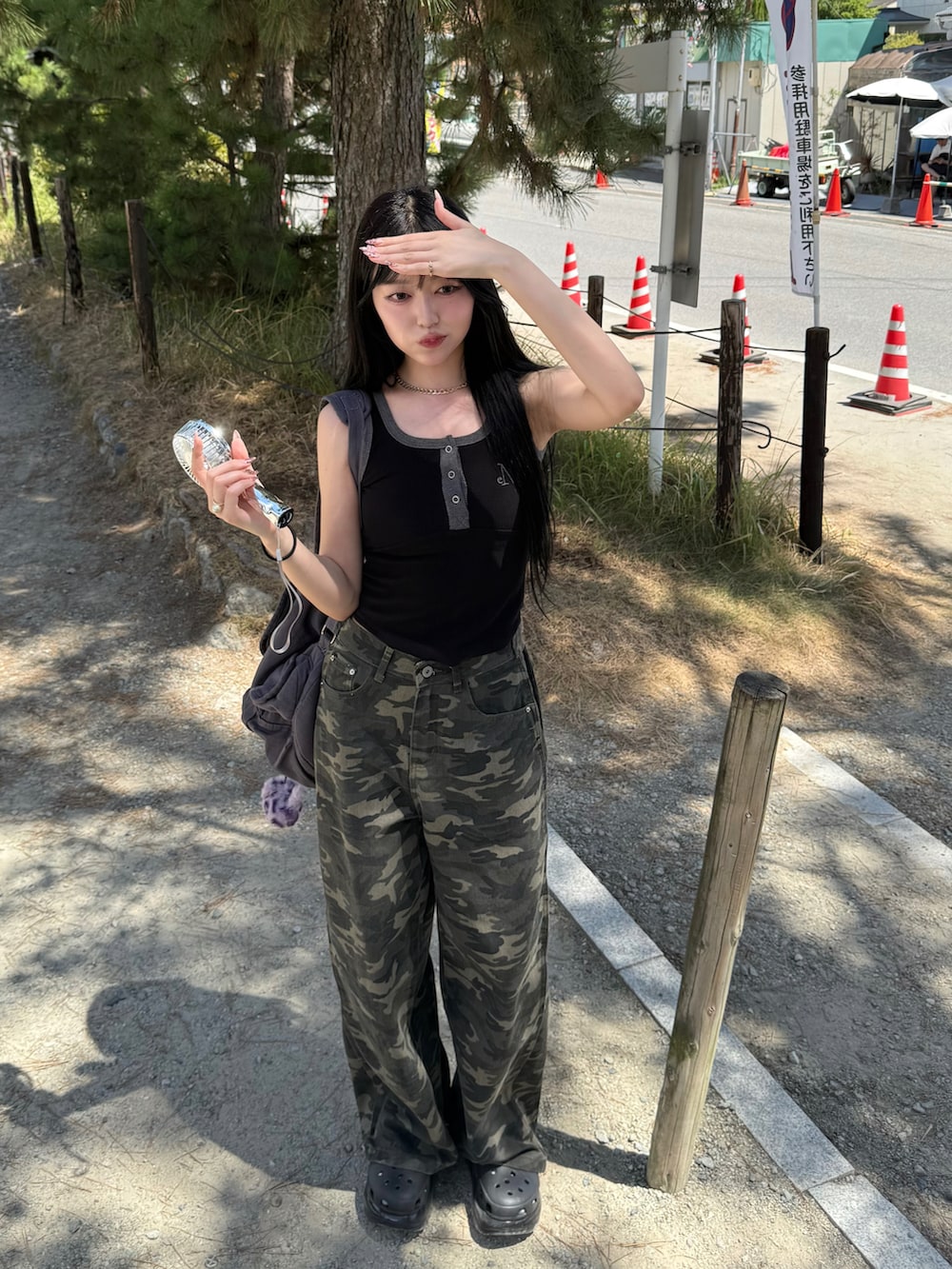 ブラック系のタンクトップ、その他のその他パンツ、グレー系のバックパック/リュックを着用したレディースの夏コーディネートの3枚目の写真