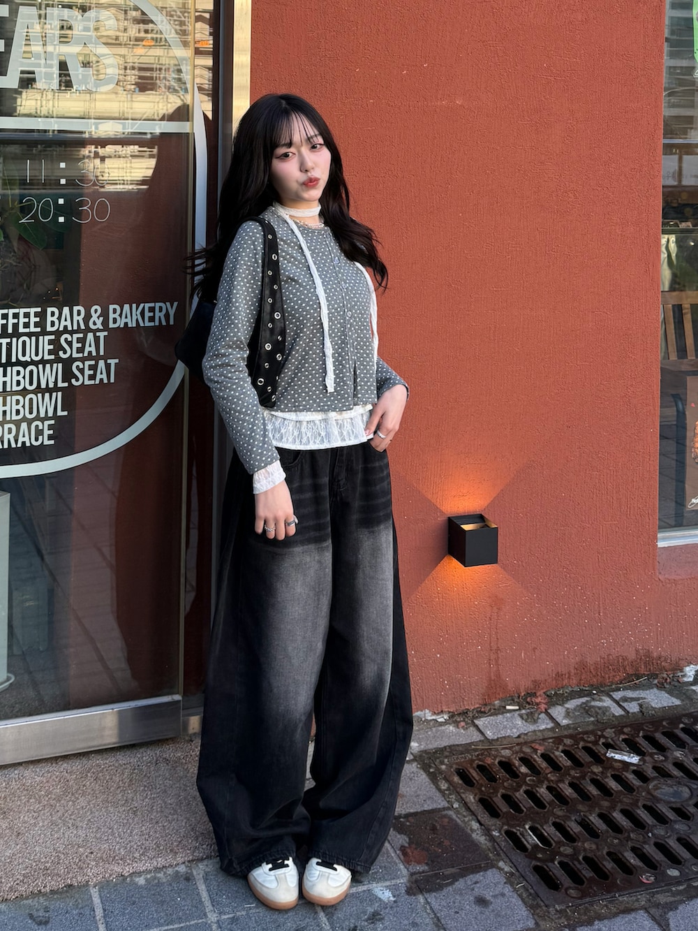 その他のカーディガン/ボレロ、ホワイト系のTシャツ/カットソー、ブラック系のデニムパンツを着用したレディースの冬コーディネートの2枚目の写真