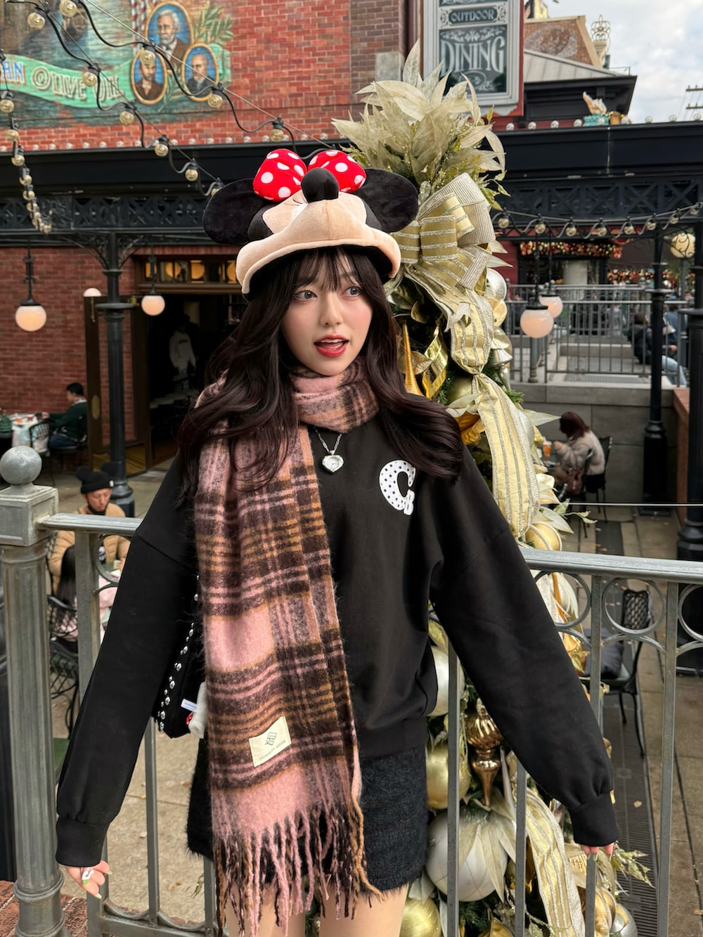 ブラック系のその他パンツ、ブラウン系のブーツ、ブラック系のスウェットを着用したレディースの秋コーディネートの3枚目の写真