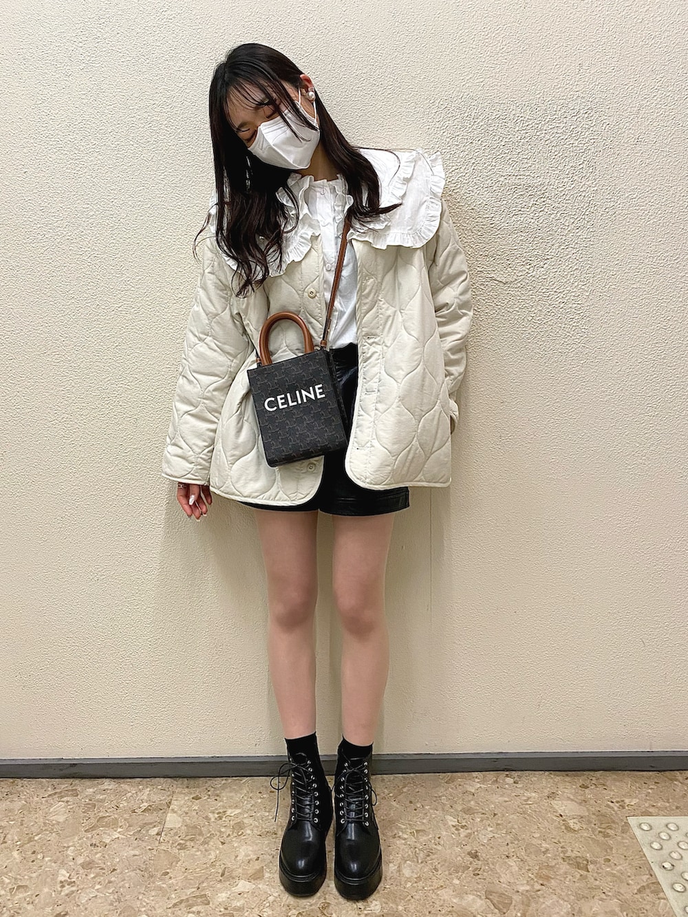 ホワイト系のTシャツ/カットソー、ブラック系のブーツ、ブラック系のその他パンツを着用したレディースの春コーディネートの2枚目の写真