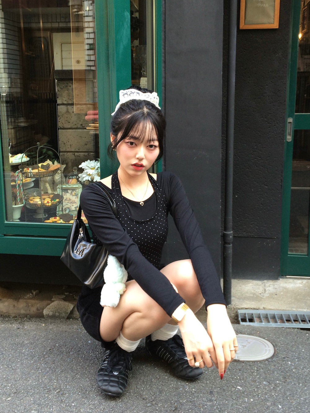 ブラック系のショルダーバッグ、ブラック系のTシャツ/カットソー、ブラック系のその他パンツを着用したレディースの秋コーディネートの3枚目の写真