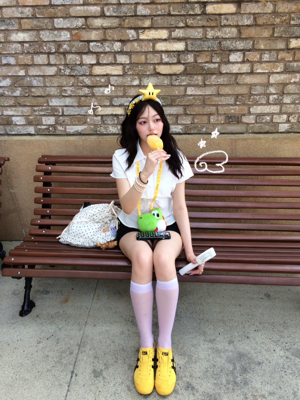 ホワイト系のシャツ/ブラウス、ブラック系のスウェットパンツ、イエロー系のスリッポンを着用したレディースの夏コーディネートの2枚目の写真