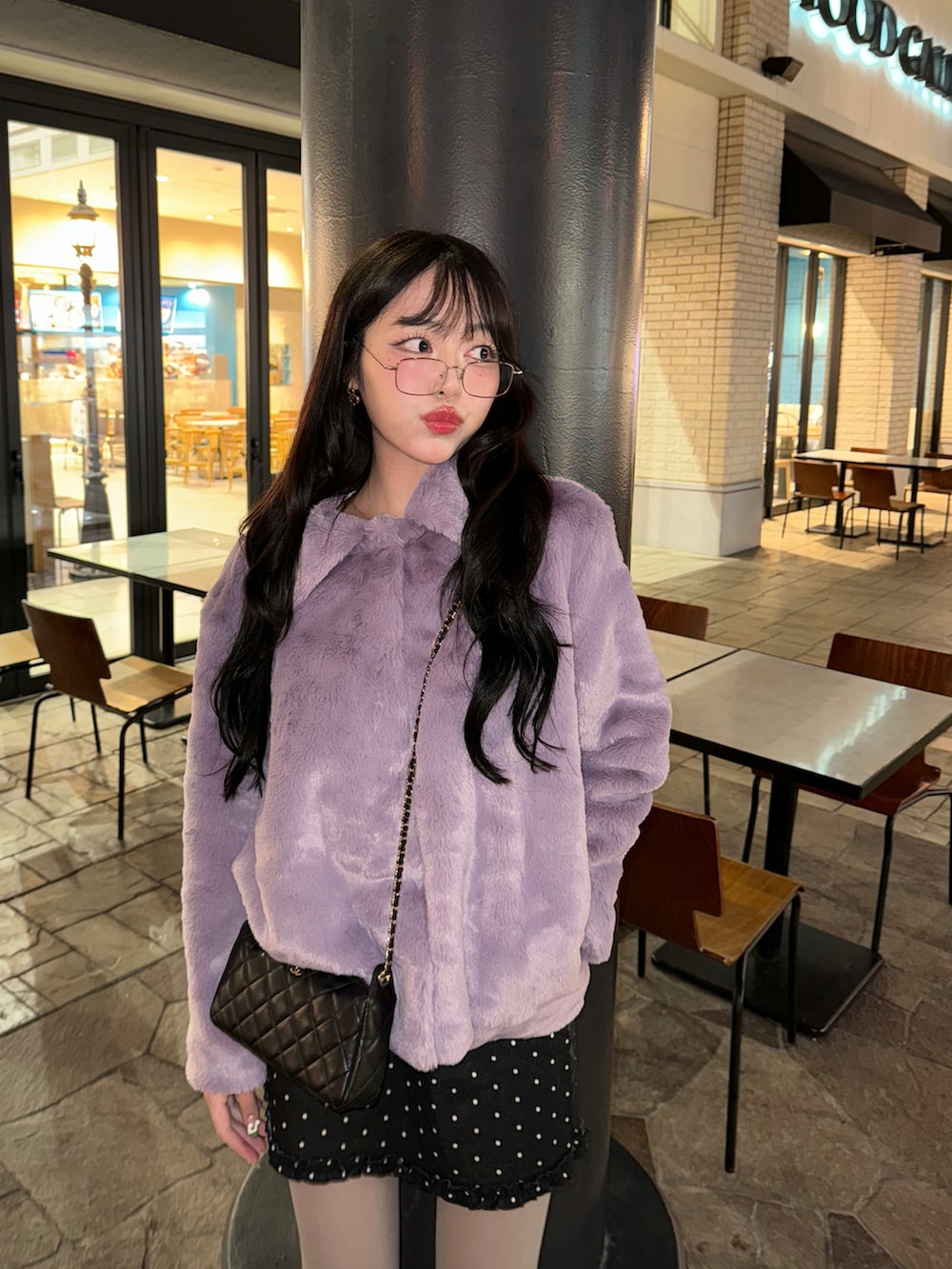 ホワイト系のスニーカー、その他のスカート、パープル系のジャケット/アウターを着用したレディースの秋コーディネートの3枚目の写真