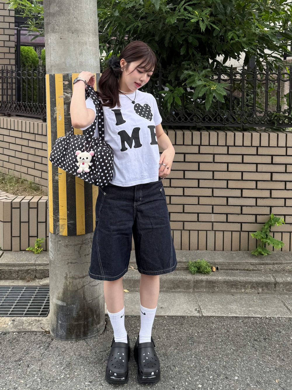 ホワイト系のTシャツ/カットソー、ブルー系のデニムパンツ、ブラック系のサンダルを着用したレディースの夏コーディネートの2枚目の写真