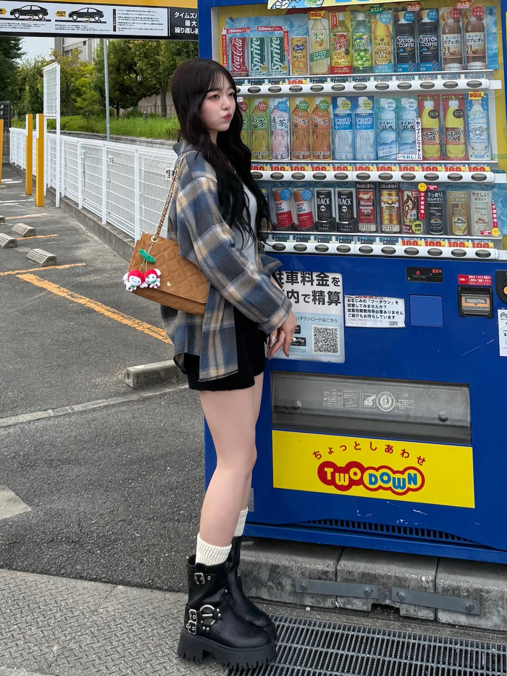 その他のシャツ/ブラウス、ブラック系のパンツ、ブラック系のブーツを着用したレディースの秋コーディネートの2枚目の写真