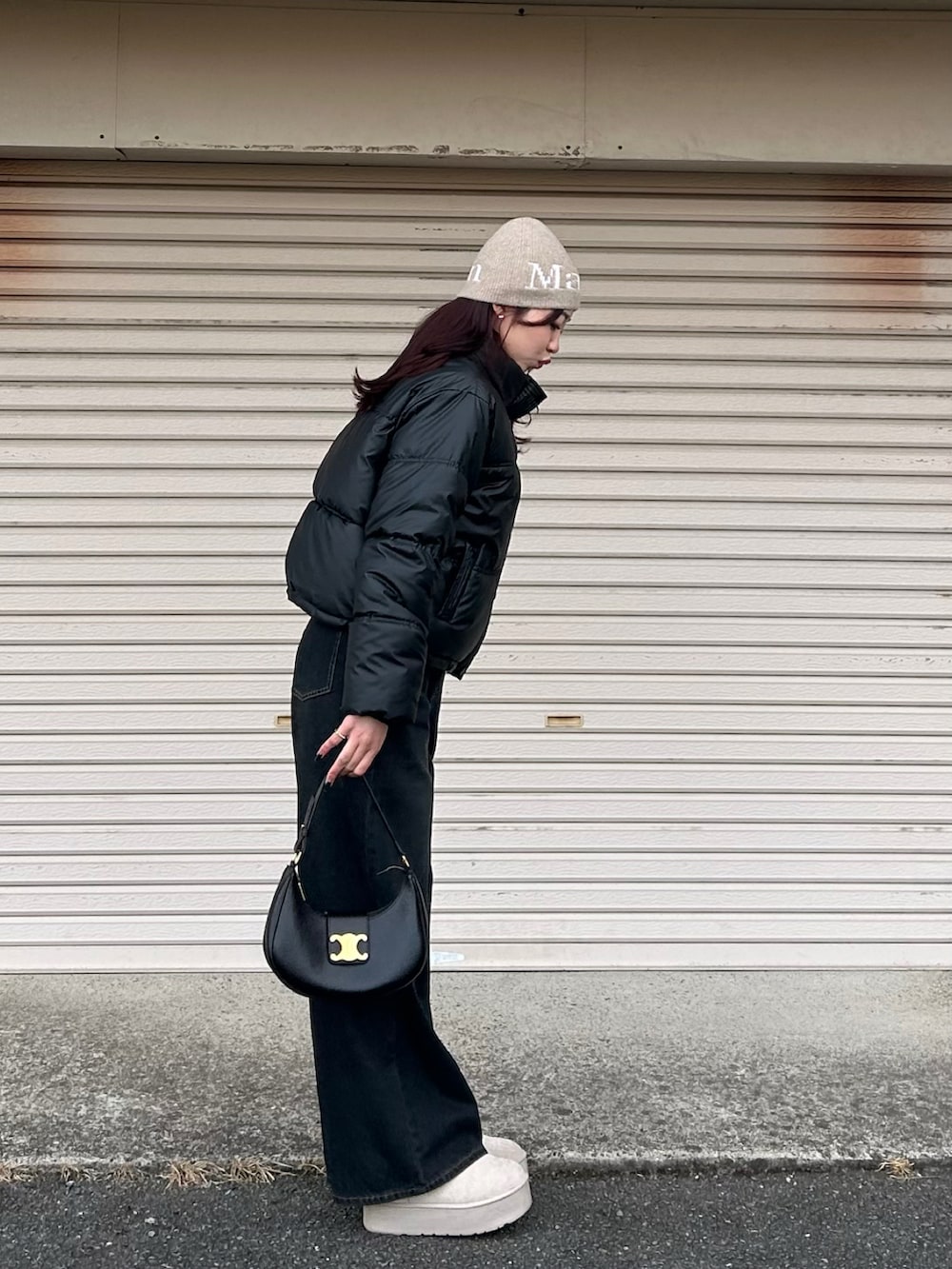 ブラック系のダウンジャケット/コート、ブラック系のデニムパンツ、ベージュ系のブーツを着用したレディースの冬コーディネートの2枚目の写真