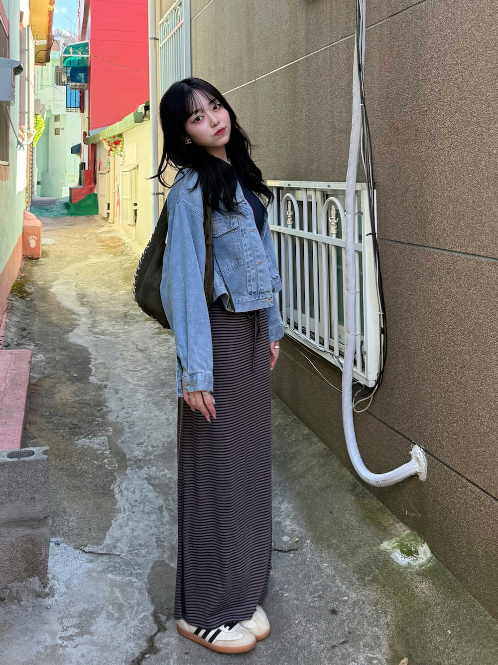 ブルー系のTシャツ/カットソー、ブルー系のデニムジャケット、グレー系のスカートを着用したレディースの冬コーディネートの2枚目の写真