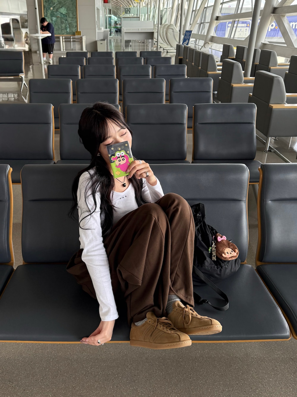 ホワイト系のTシャツ/カットソー、ブラウン系のスウェットパンツ、ブラウン系のスニーカーを着用したレディースの秋コーディネートの3枚目の写真