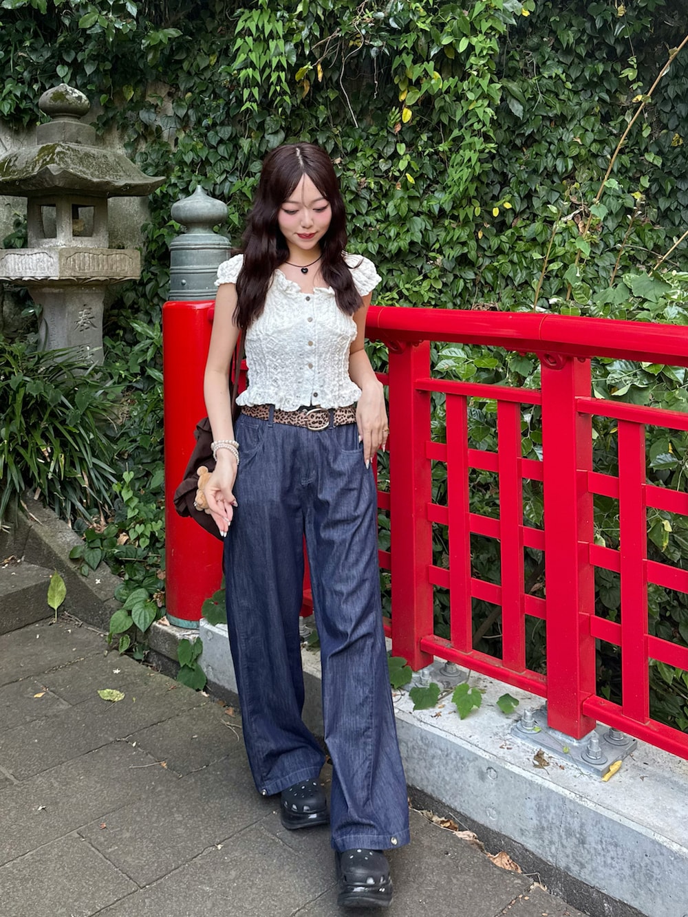 ブラック系のサンダル、ホワイト系のシャツ/ブラウス、ブルー系のデニムパンツを着用したレディースの夏コーディネートの3枚目の写真