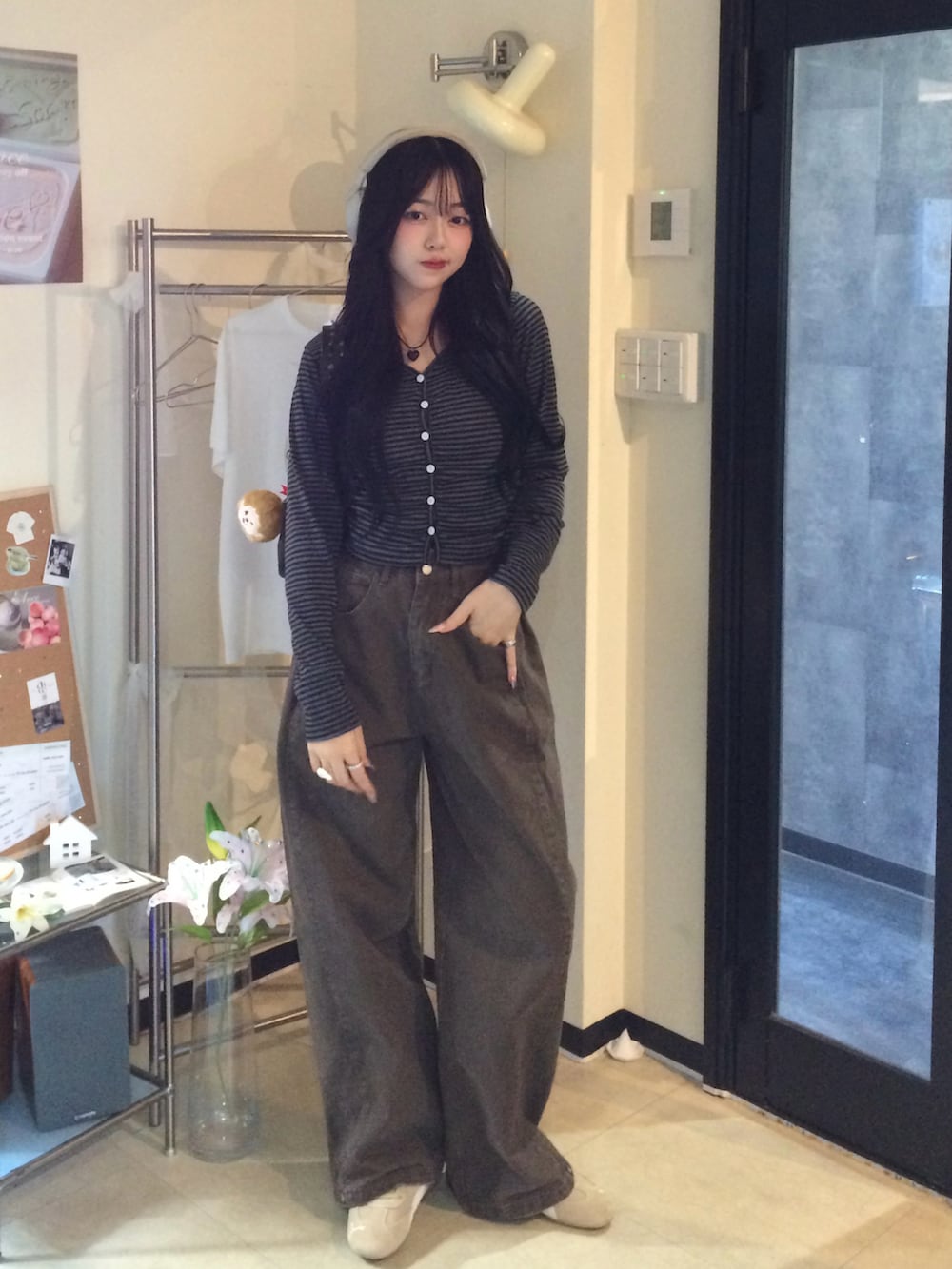 その他のカーディガン/ボレロ、ブラウン系のデニムパンツ、ブラウン系のハンドバッグを着用したレディースの秋コーディネートの2枚目の写真