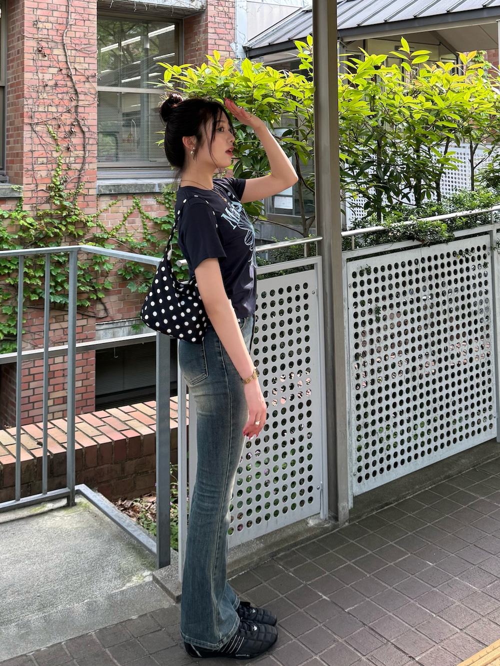 ブルー系のTシャツ/カットソー、ブルー系のデニムパンツ、ブラック系のスニーカーを着用したレディースの夏コーディネートの3枚目の写真
