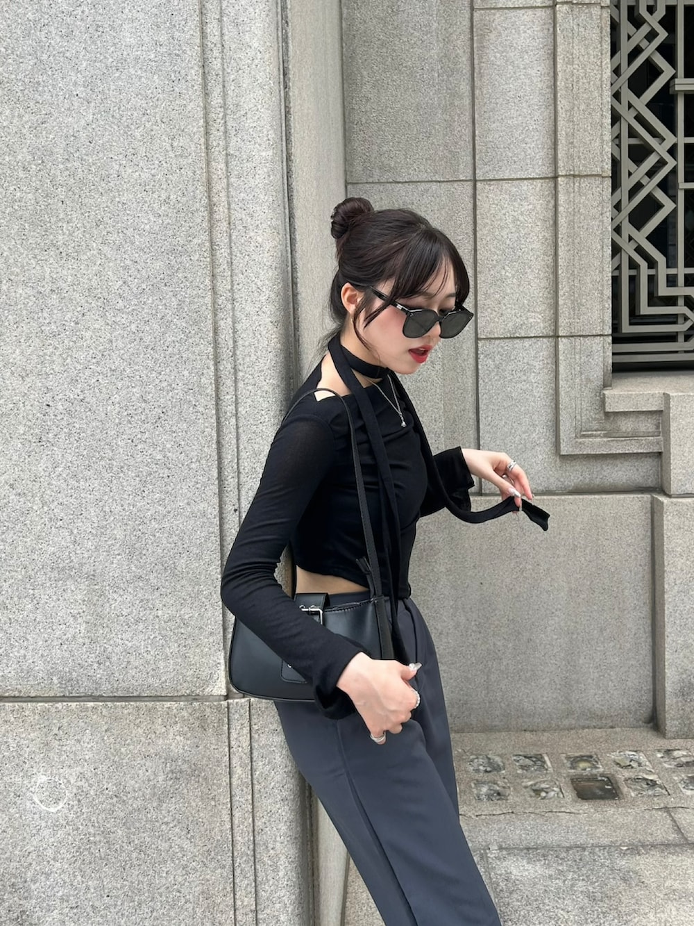 ホワイト系のスニーカー、ブラック系のサングラスを着用したレディースの冬コーディネートの4枚目の写真