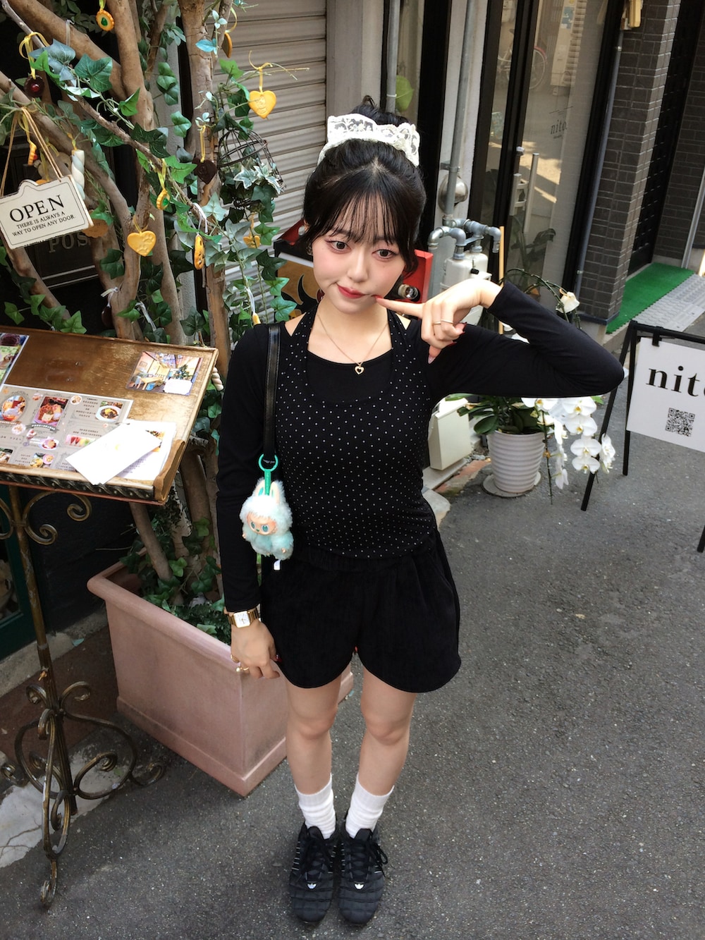 ブラック系のショルダーバッグ、ブラック系のTシャツ/カットソー、ブラック系のその他パンツを着用したレディースの秋コーディネートの4枚目の写真