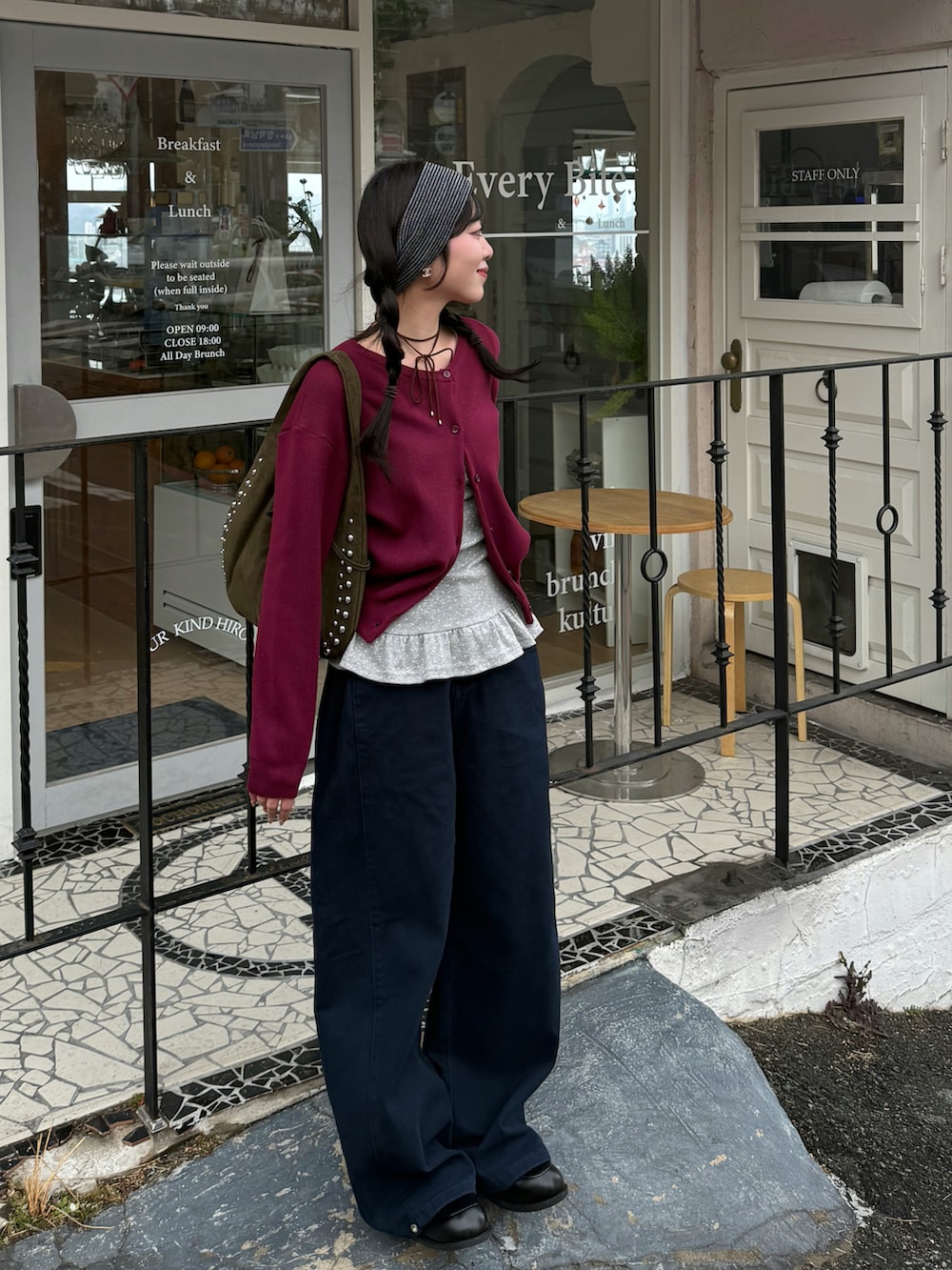 レッド系のカーディガン/ボレロ、その他のTシャツ/カットソー、ブルー系のデニムパンツを着用したレディースの冬コーディネートの2枚目の写真