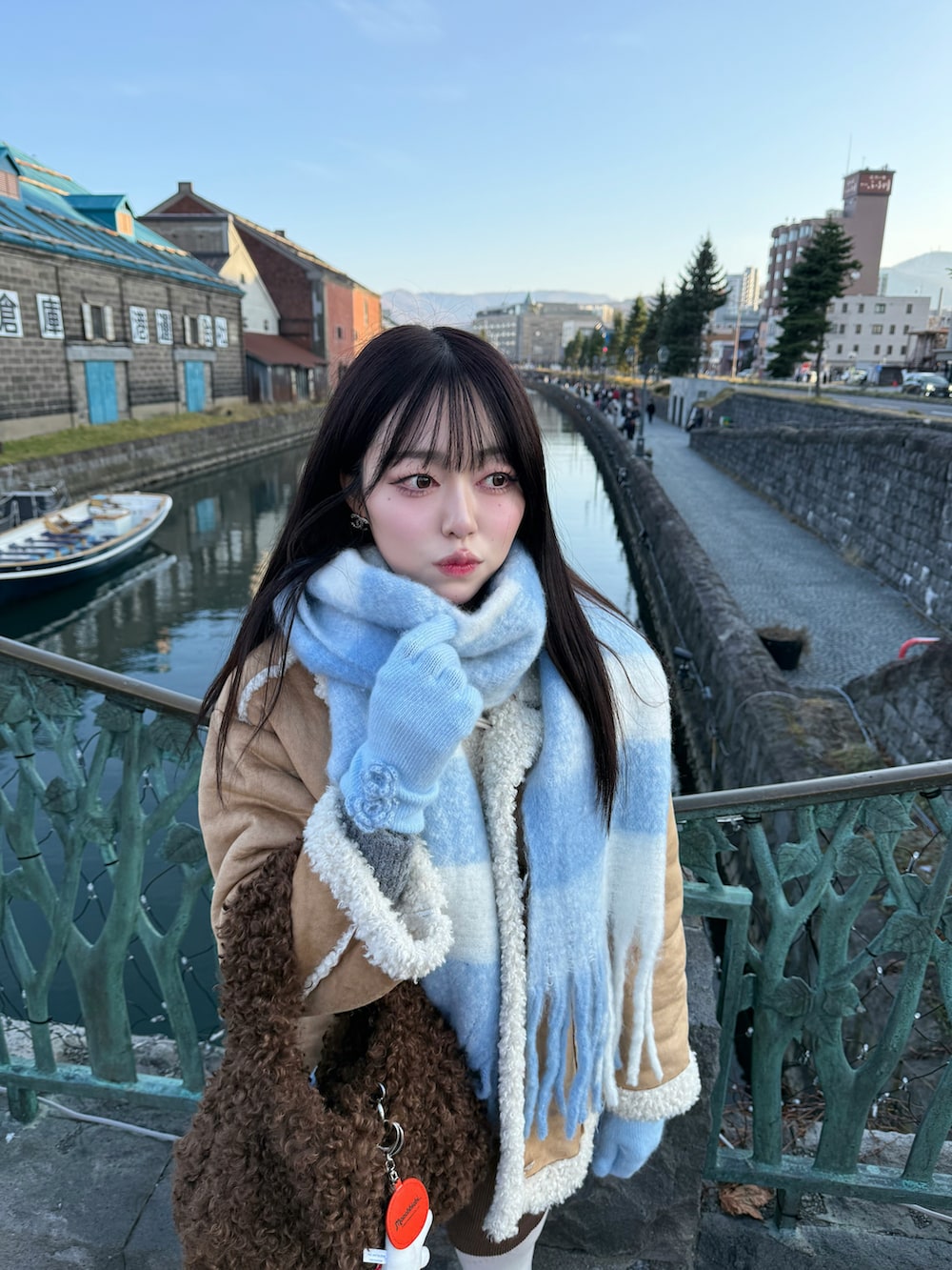 ブラウン系のジャケット/アウター、ブラウン系のハンドバッグ、ブラウン系のその他パンツを着用したレディースの冬コーディネートの4枚目の写真