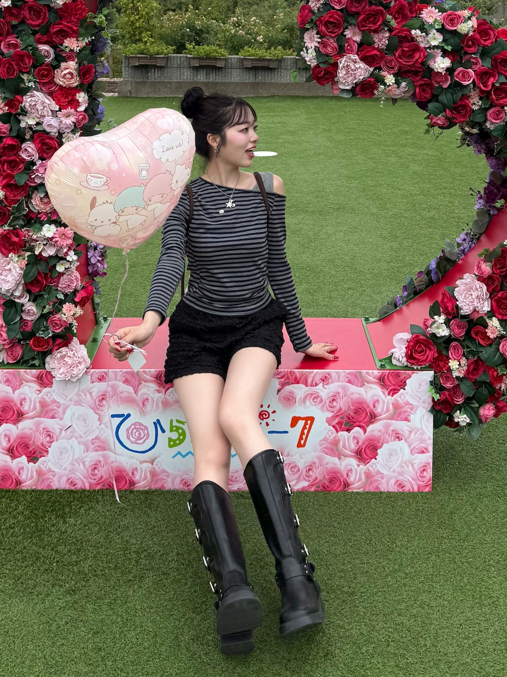 その他のTシャツ/カットソー、ブラック系のスウェットパンツ、ブラウン系のバックパック/リュックを着用したレディースの秋コーディネートの2枚目の写真