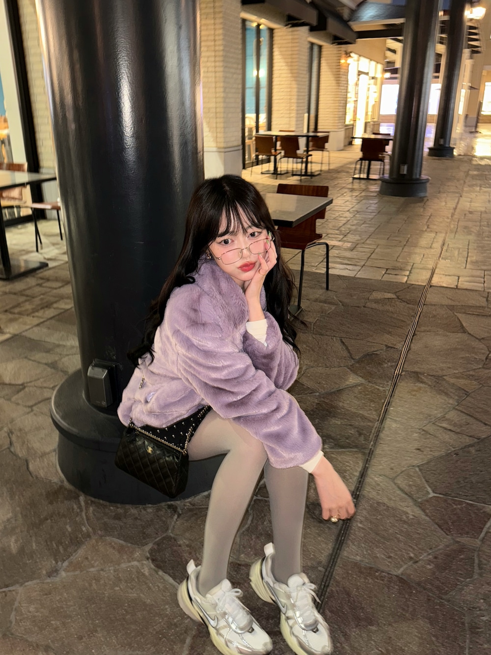 ホワイト系のスニーカー、その他のスカート、パープル系のジャケット/アウターを着用したレディースの秋コーディネートの2枚目の写真