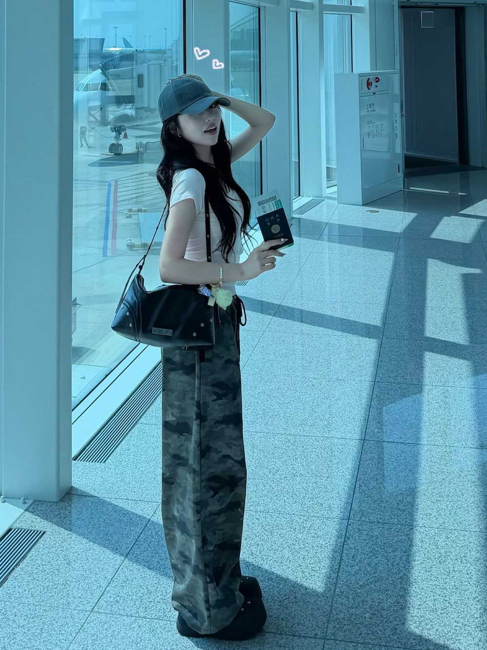 ブラック系のサンダル、その他のパンツ、ピンク系のTシャツ/カットソーを着用したレディースの夏コーディネートの2枚目の写真