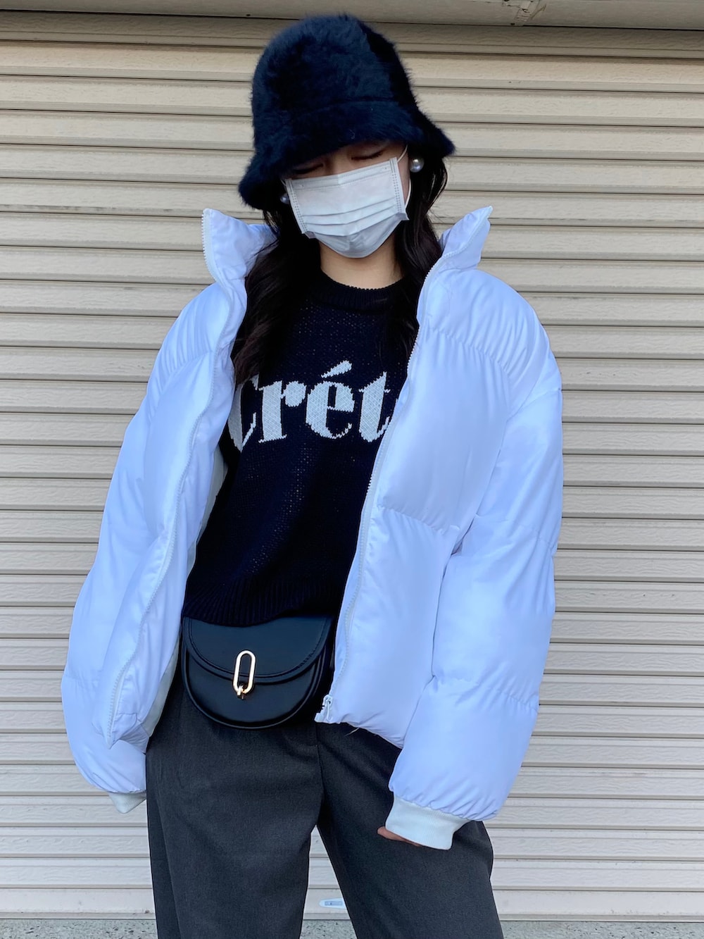 ブラック系のニット/セーター、ホワイト系のスニーカー、ブラック系のハットを着用したレディースの冬コーディネートの4枚目の写真