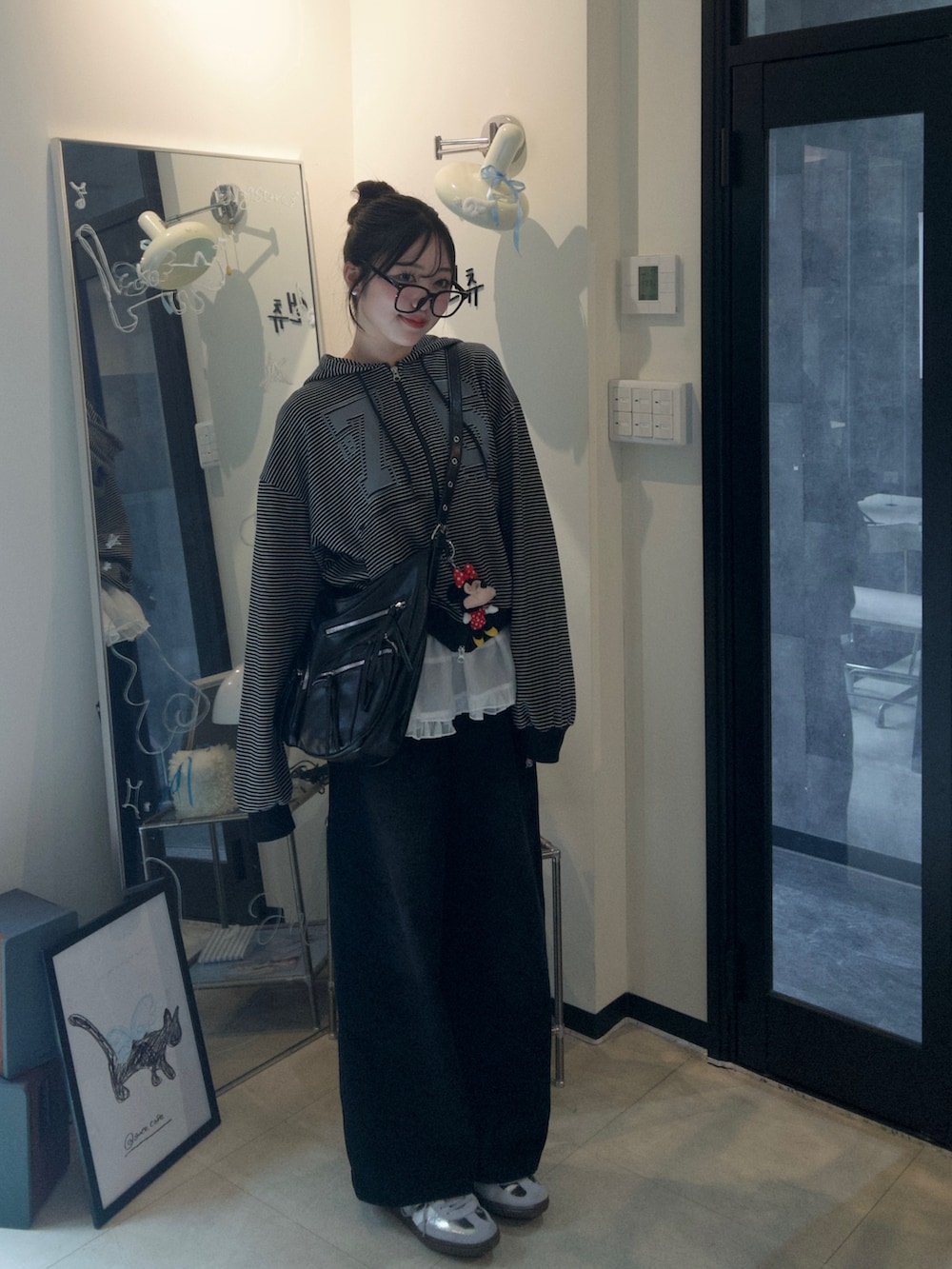 「春めき満開コーデ、最近のいい感じコーデ、パーカー、レイヤードスタイル、デニム、メガネ女子、スニーカー、春コーデ、スポーツミックス、韓国ファッション、ショルダーバッグ、お出かけコーデ、骨格ウェーブ、アディダスオリジナルス」｜「SONAのアイテム（パーカー、その他）」を使った、ramuさん（骨格ウェーブ・レディース・166cm）の春コーディネートの2枚目の写真