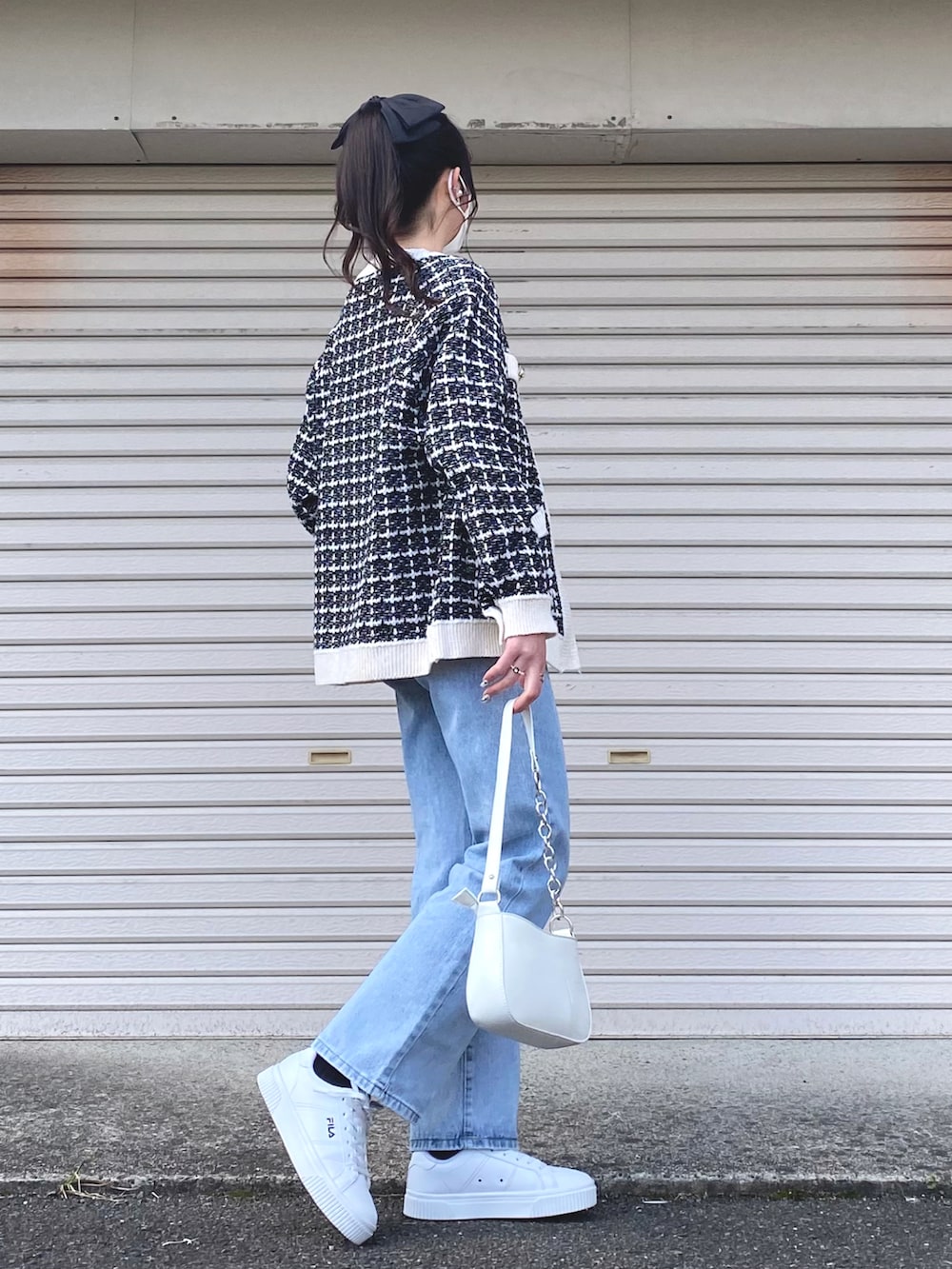 ホワイト系のスニーカー、ホワイト系のショルダーバッグ、ブラック系のカーディガン/ボレロを着用したレディースの春コーディネートの3枚目の写真