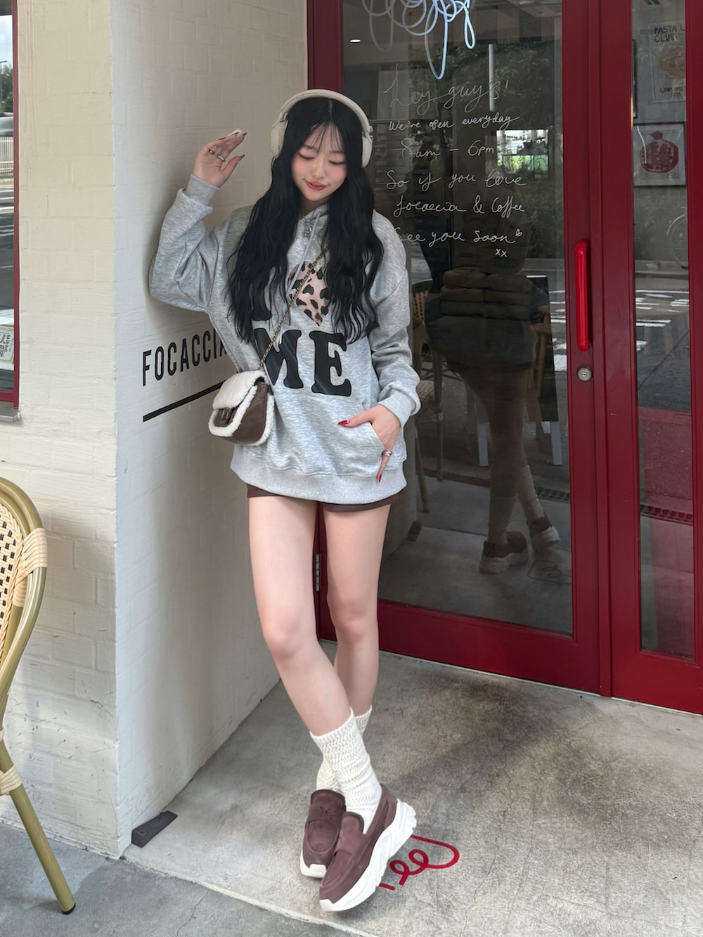 ブラウン系のその他パンツ、ブラウン系のローファー、グレー系のパーカーを着用したレディースの秋コーディネートの2枚目の写真