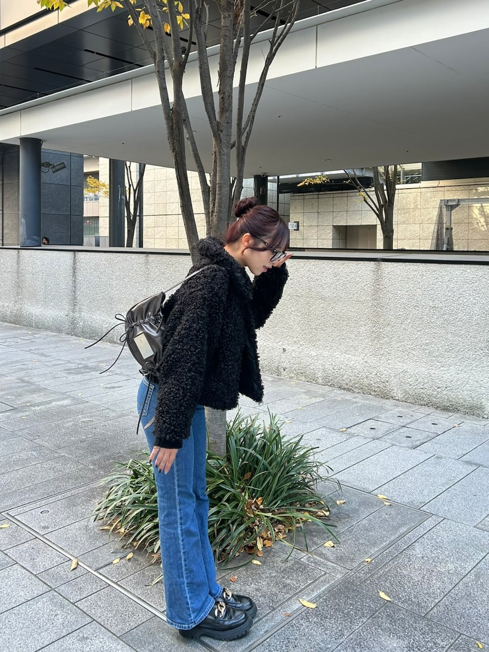 ブルー系のデニムパンツ、ブラック系のジャケット/アウター、ブラック系のローファーを着用したレディースの冬コーディネートの3枚目の写真
