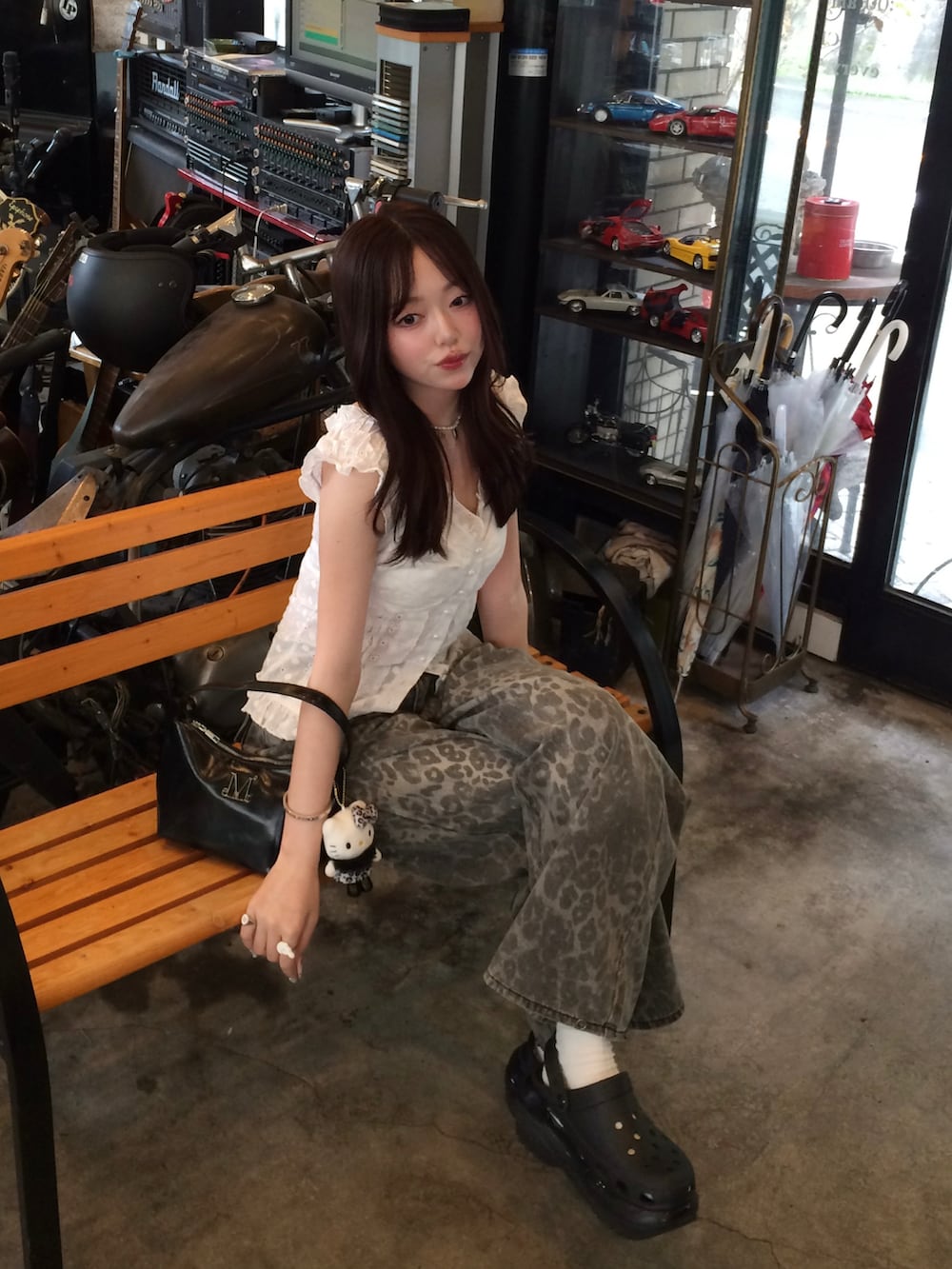 ホワイト系のTシャツ/カットソー、その他のデニムパンツ、ブラック系のショルダーバッグを着用したレディースの夏コーディネートの3枚目の写真