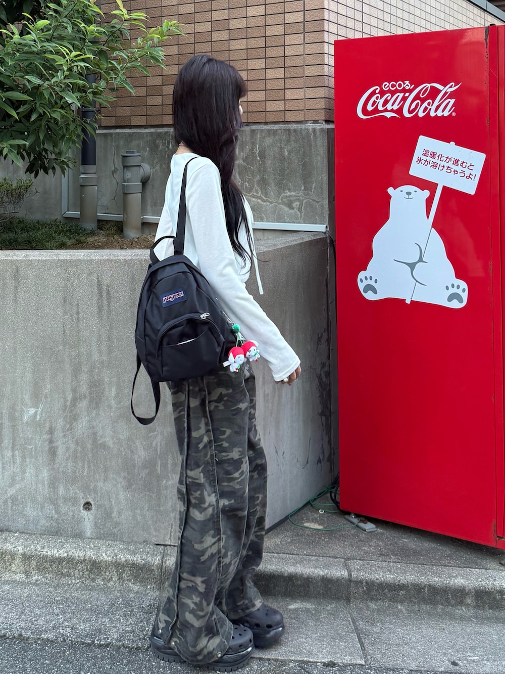 ベージュ系のカーディガン/ボレロ、ブラック系のバックパック/リュック、その他のその他パンツを着用したレディースの秋コーディネートの4枚目の写真