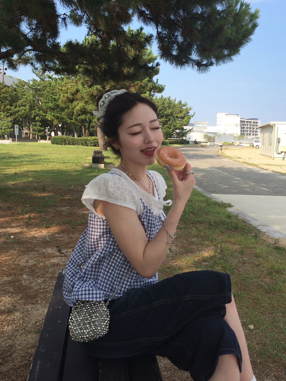 ブルー系のシャツ/ブラウス、ブルー系のデニムパンツ、シルバー系のショルダーバッグを着用したレディースの夏コーディネートの3枚目の写真