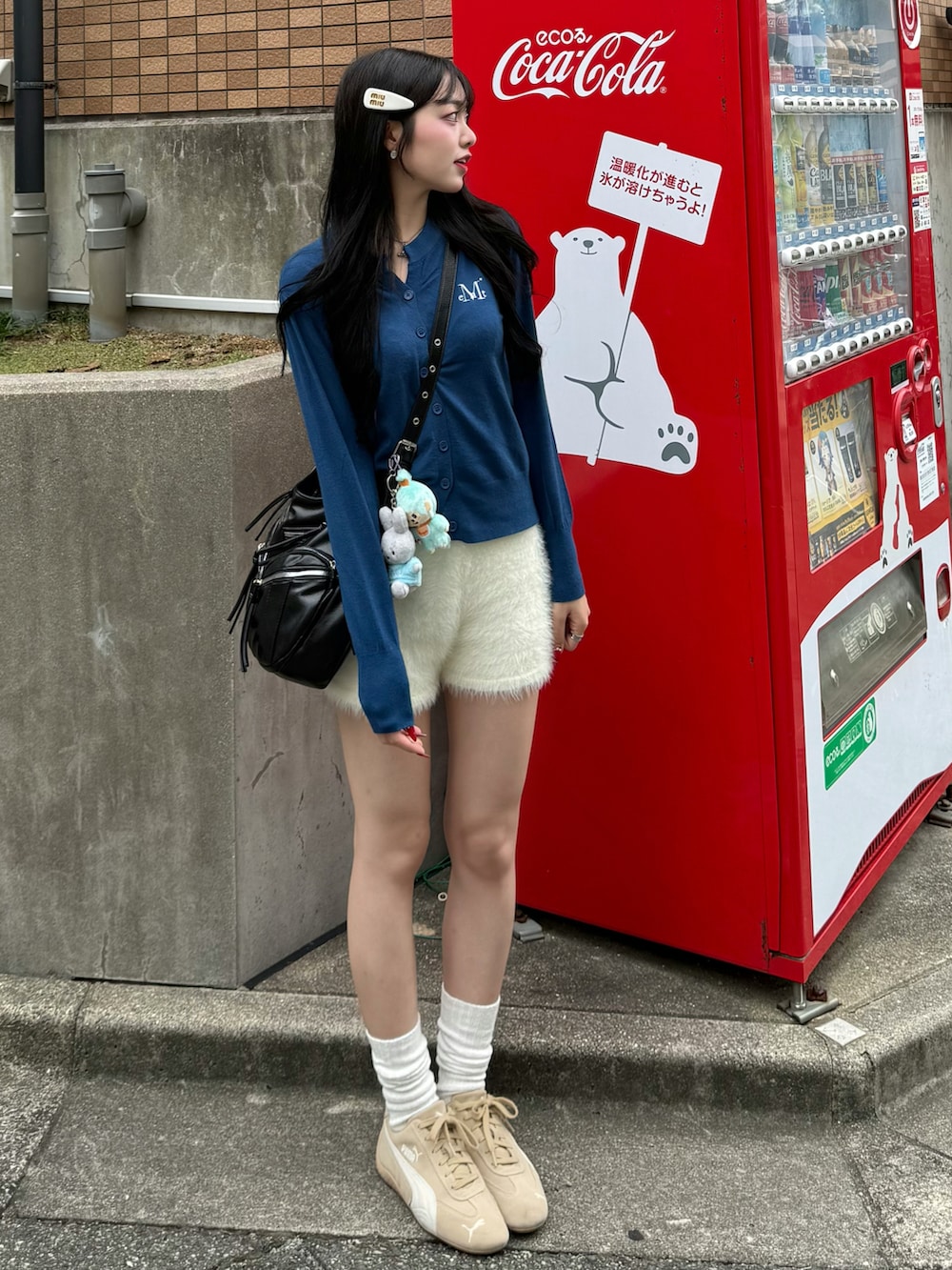 ブルー系のカーディガン/ボレロ、ホワイト系のその他パンツ、ベージュ系のスニーカーを着用したレディースの秋コーディネートの2枚目の写真