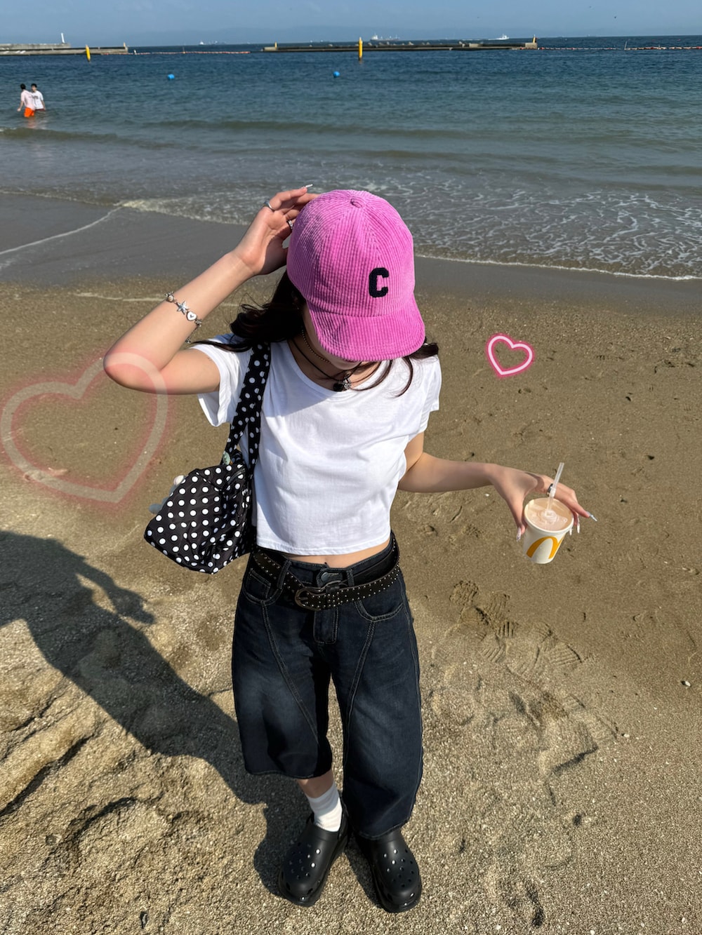 ホワイト系のTシャツ/カットソー、その他のハンドバッグ、ブルー系のデニムパンツを着用したレディースの夏コーディネートの2枚目の写真