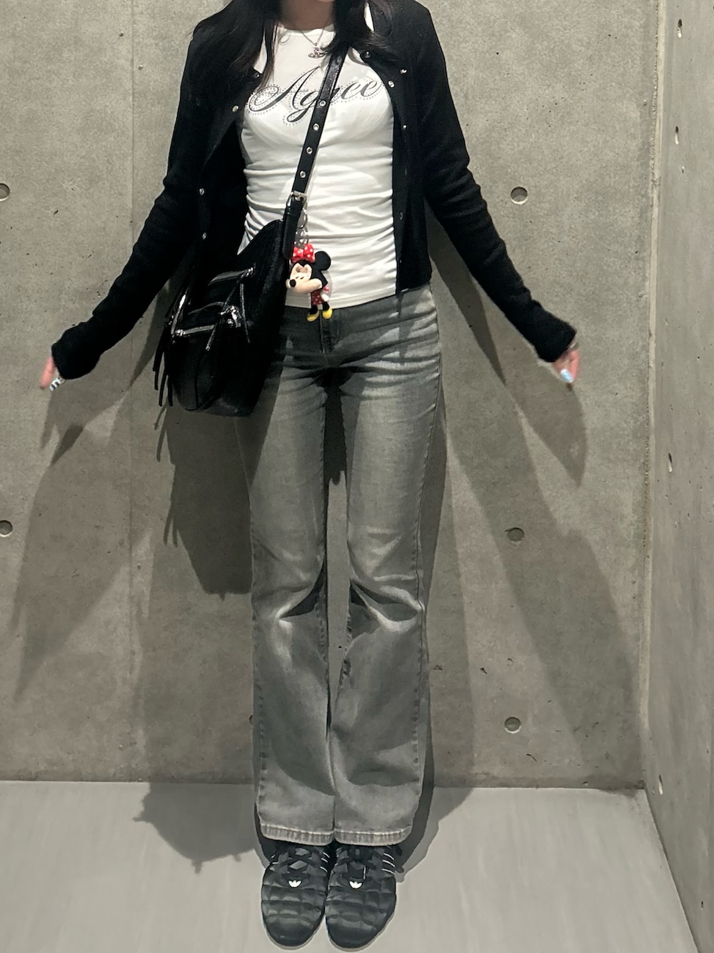 ブラック系のカーディガン/ボレロ、ブラック系のショルダーバッグ、ホワイト系のTシャツ/カットソーを着用したレディースの春コーディネートの2枚目の写真