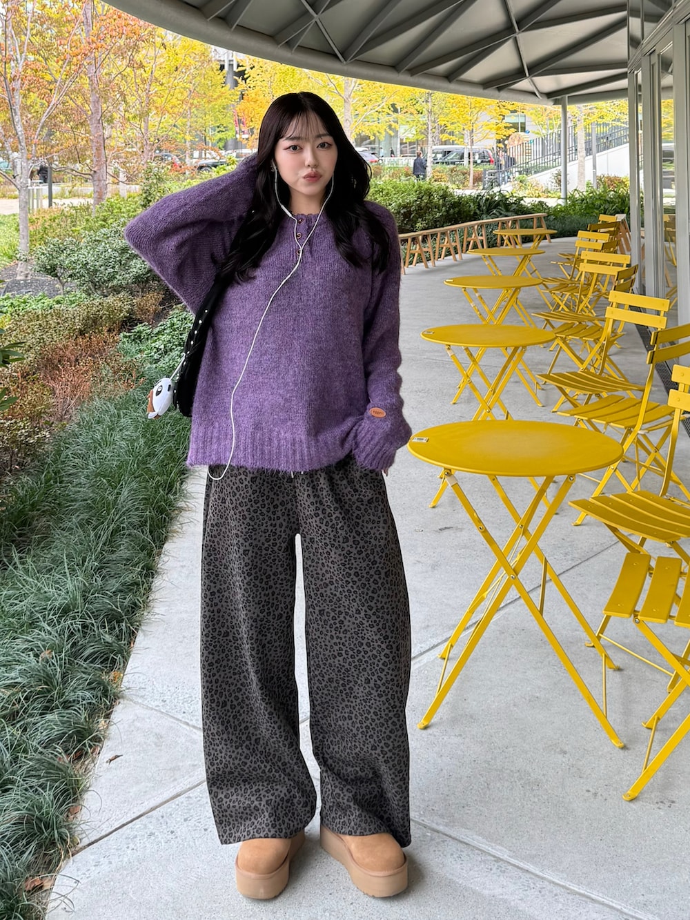 パープル系のニット/セーター、その他のパンツ、ブラック系のハンドバッグを着用したレディースの秋コーディネートの2枚目の写真