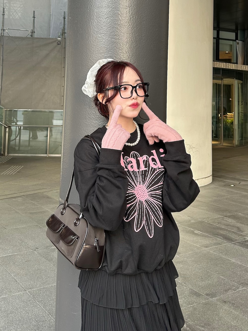 ブラック系のスウェット、ブラック系のスカート、ブラック系のスニーカーを着用したレディースの冬コーディネートの3枚目の写真