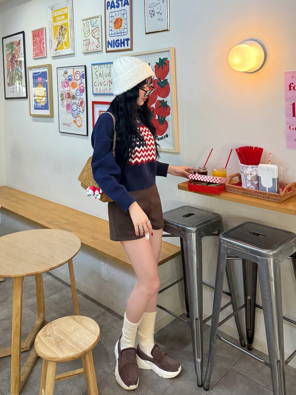 ブラウン系のその他パンツ、ブラウン系のローファー、ブルー系のニット/セーターを着用したレディースの秋コーディネートの4枚目の写真