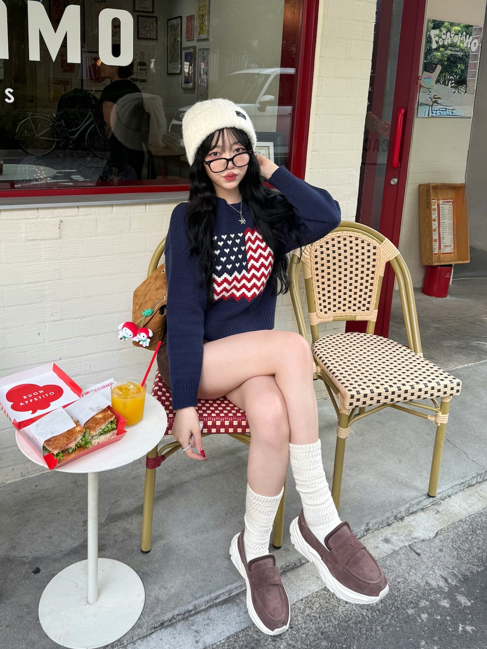 ブラウン系のその他パンツ、ブラウン系のローファー、ブルー系のニット/セーターを着用したレディースの秋コーディネートの5枚目の写真