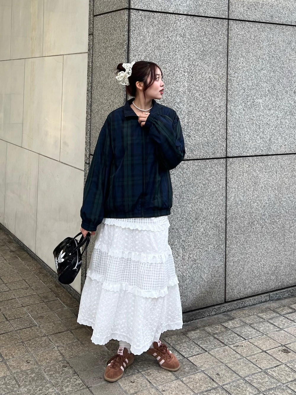 ブルー系のジャケット/アウター、その他のハンドバッグ、ホワイト系のスカートを着用したレディースの春コーディネートの2枚目の写真