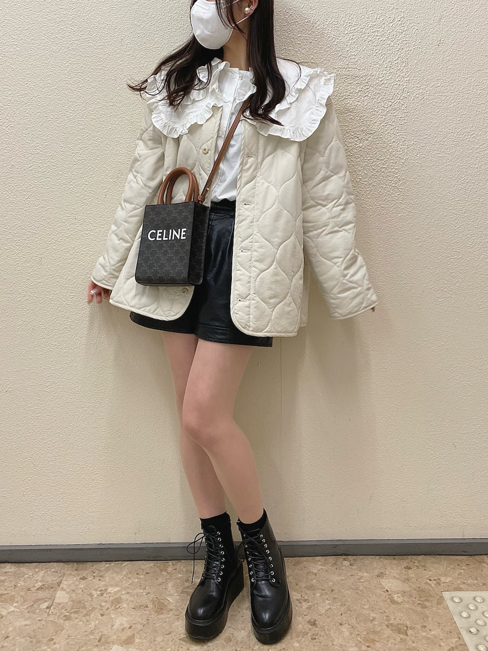 ホワイト系のTシャツ/カットソー、ブラック系のブーツ、ブラック系のその他パンツを着用したレディースの春コーディネートの3枚目の写真