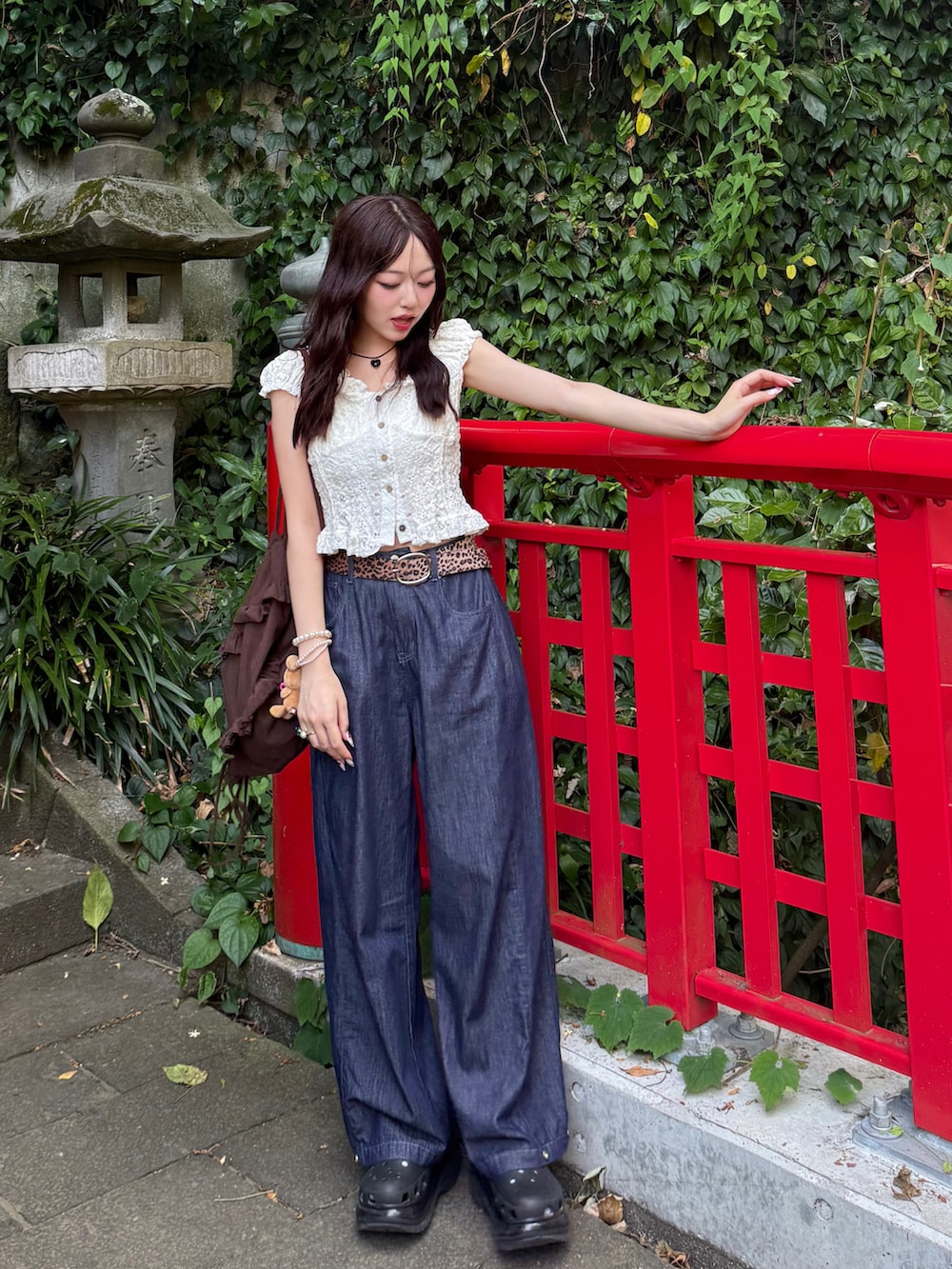 ブラック系のサンダル、ホワイト系のシャツ/ブラウス、ブルー系のデニムパンツを着用したレディースの夏コーディネートの2枚目の写真