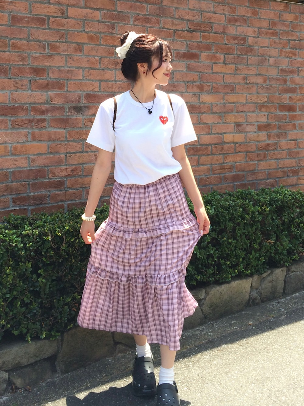 ホワイト系のTシャツ/カットソー、ピンク系のスカート、ブラック系のサンダルを着用したレディースの夏コーディネートの2枚目の写真