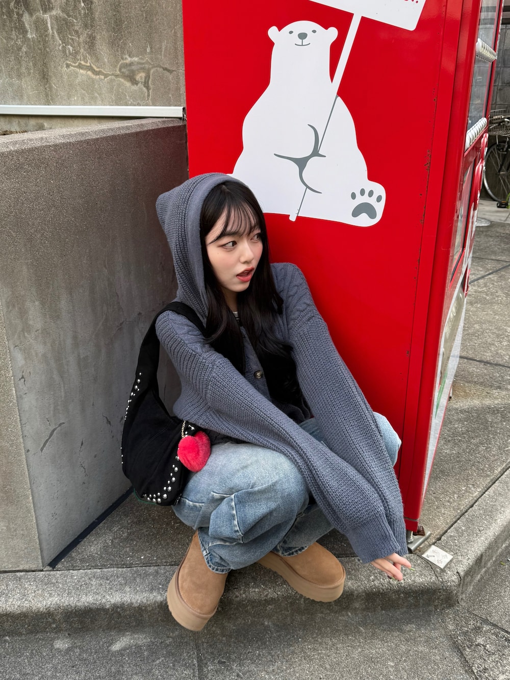 ブルー系のデニムパンツ、グレー系のニット/セーター、ホワイト系のTシャツ/カットソーを着用したレディースの冬コーディネートの2枚目の写真