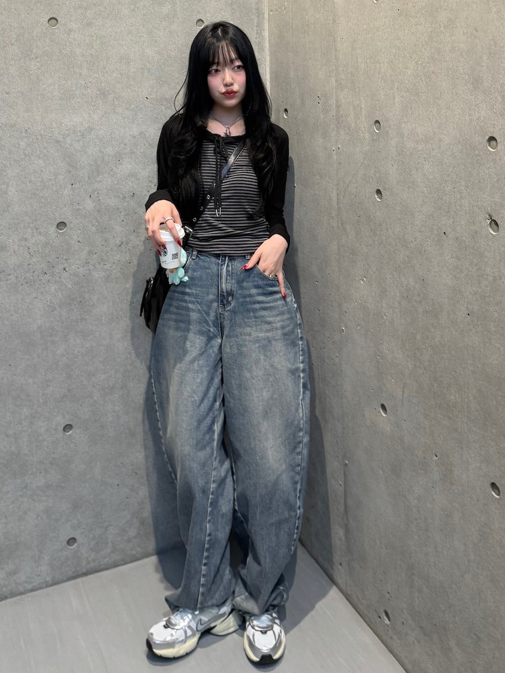 その他のTシャツ/カットソー、ブルー系のデニムパンツ、ホワイト系のスニーカーを着用したレディースの秋コーディネートの2枚目の写真