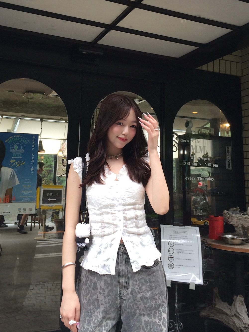 ホワイト系のTシャツ/カットソー、その他のデニムパンツ、ブラック系のショルダーバッグを着用したレディースの夏コーディネートの4枚目の写真