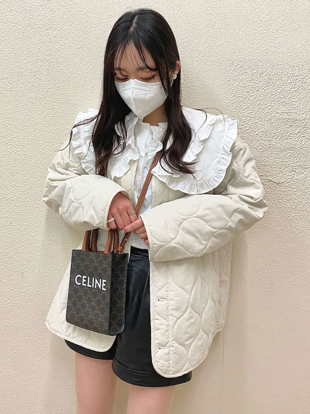 ホワイト系のTシャツ/カットソー、ブラック系のブーツ、ブラック系のその他パンツを着用したレディースの春コーディネートの5枚目の写真