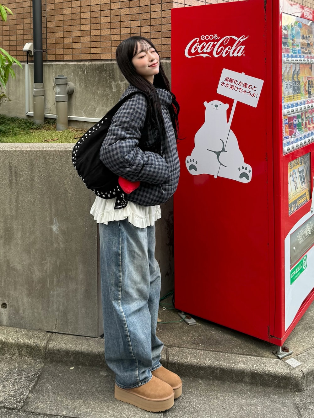 ブラウン系のブーツ、その他のブルゾン、ブルー系のデニムパンツを着用したレディースの秋コーディネートの3枚目の写真